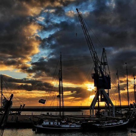 Havenkraan van Harlingen Buitenkant foto
